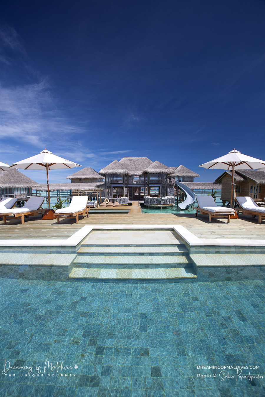 toboggan géant vu de la piscine dans le lagon villa pilotis Private Reserve gili lankanfushi maldives
