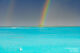 arc-en-ciel sur une île des maldives pendant la saison des pluies
