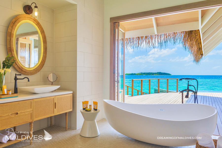 Baignoire avec vues sur le lagon à l'hôtel Milaidhoo maldives