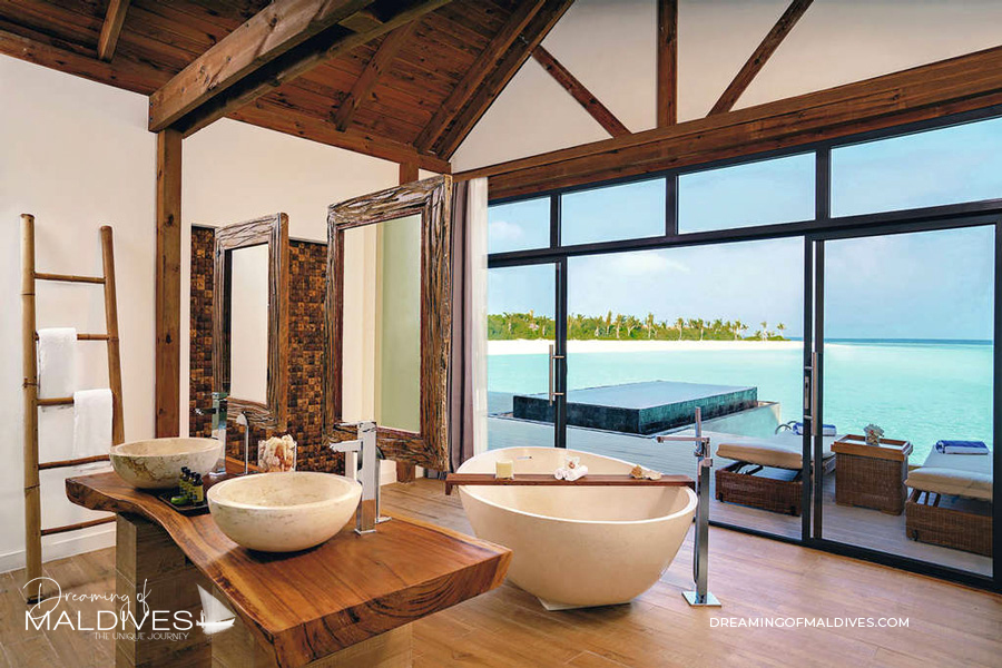 Baignoire avec vues sur le lagon à l'hôtel Movenpick Kuredhivaru Maldives