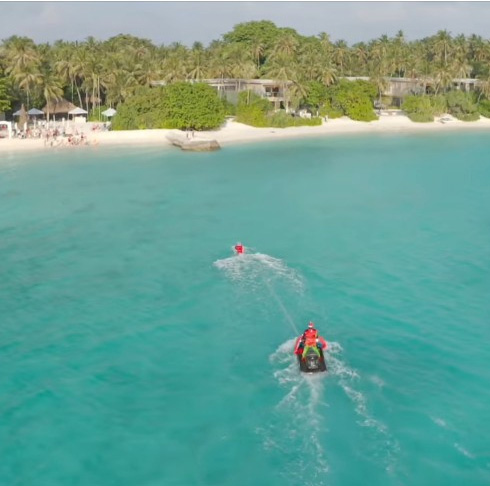 Le Père Noël arrive à Amilla Maldives Resort and Residences