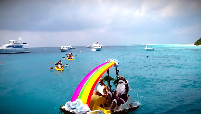 Le Père Noël en pédalo au Four Seasons Landaa Giraavaru