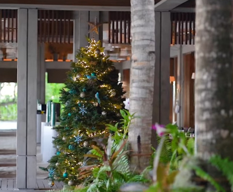 Les décorations et le sapin à Velaa Private Island