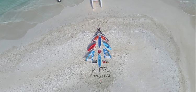Sapin de Noël fait de voiles sur la plage de Meeru