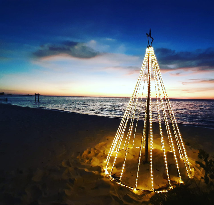 Sapin de Noël sur la plage de The Résidence Maldives at Dhigurah