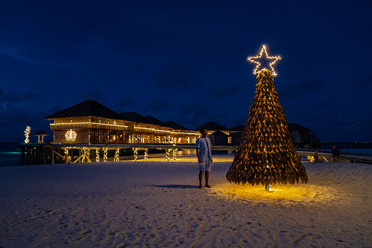 Sapin de Noël sur la plage de Six Senses Laamu Maldives