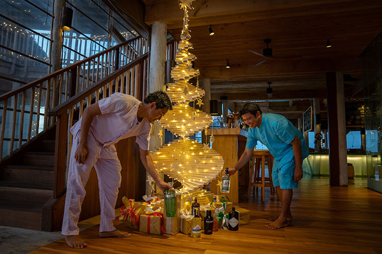 Sapin de Noël au bar de Six Senses Laamu