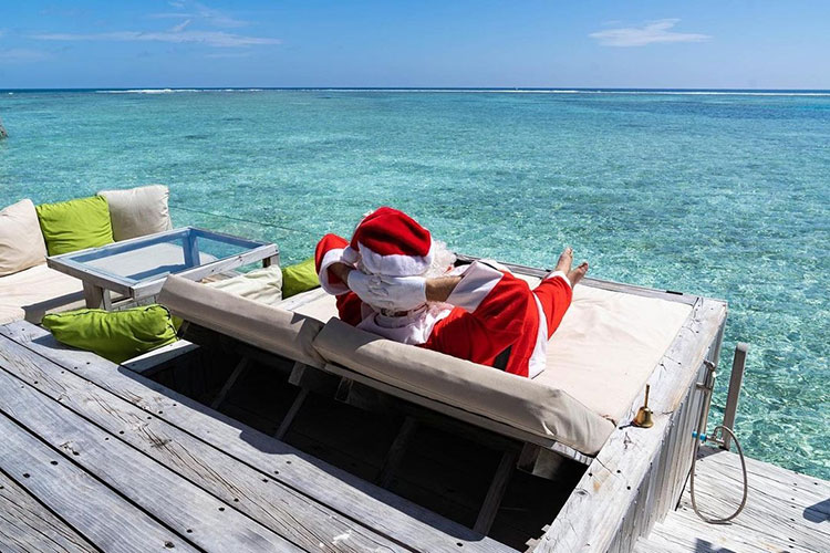 Père Noël en pleine détente face au lagon de Six Senses Laamu Maldives