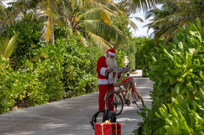 Père Noël à Soneva Fushi Maldives avec son vélo