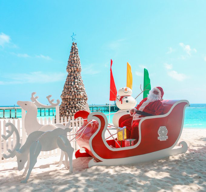 Le Père Noël dans son traîneau sur la plage de Vakkaru Maldives