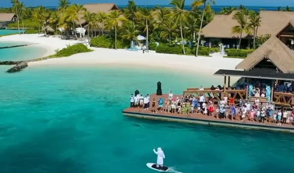 Le Père Noël arrive au Waldorf Astoria Maldives Ithaafushi pour Noël