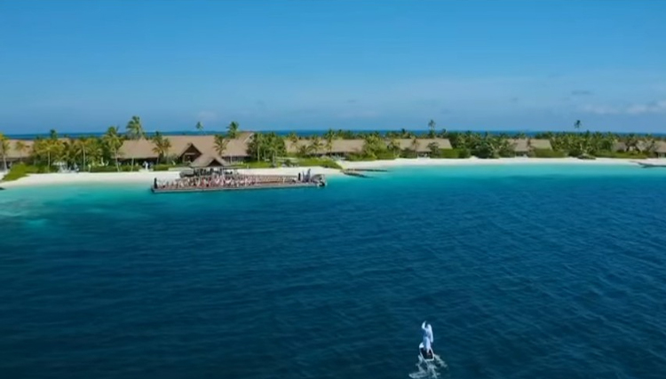 Le Père Noël arrive au Waldorf Astoria Maldives Ithaafushi pour Noël
