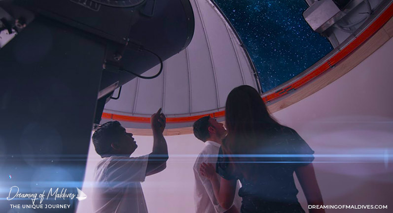10 Lieux Extraordinaires À Voir Aux Maldives Observatoire astronomique sur pilotis à Anantara Kihavah Maldives