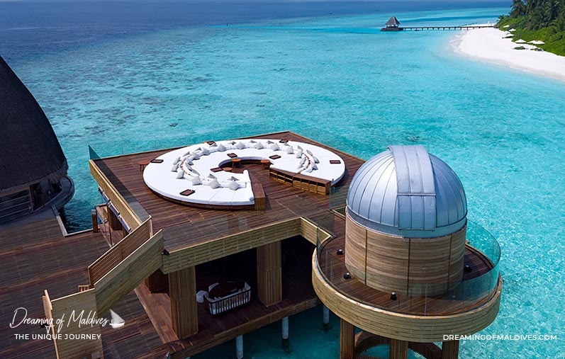 10 Lieux Extraordinaires À Voir Aux Maldives Observatoire astronomique sur pilotis à Anantara Kihavah Maldives