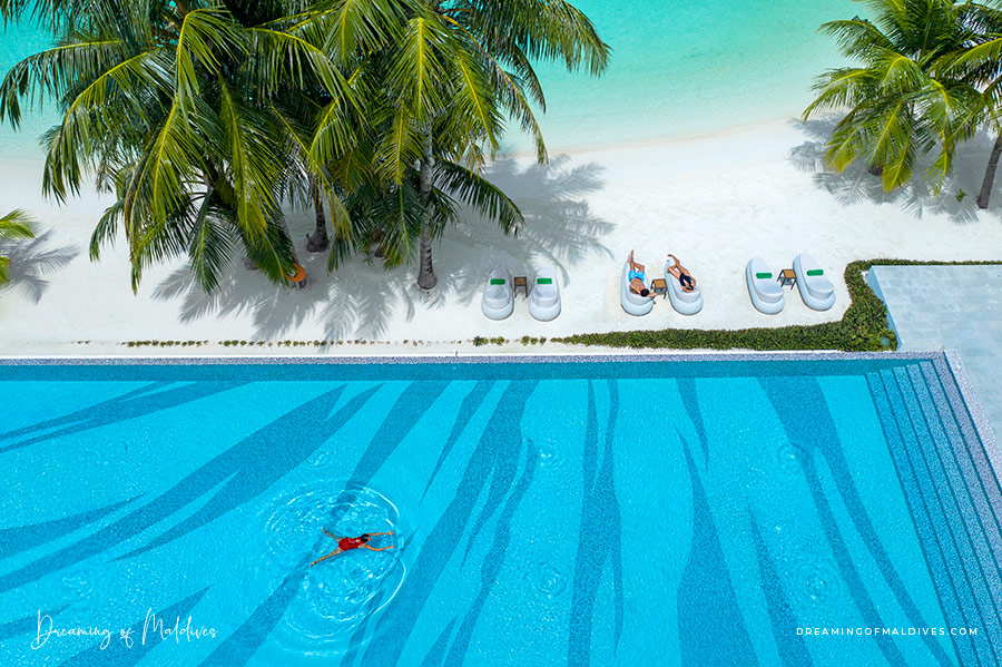 OZEN Life Maadhoo JOIE DE VIVRE. Le Bar principal et sa Piscine