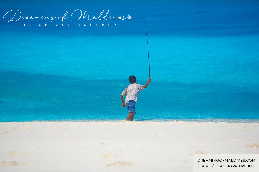 Jeune Maldivien pêchant à la ligne sur son île