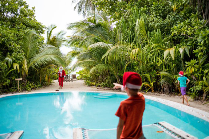 Père Noël arrive dans les villas de Soneva Fushi pour la distribution des cadeaux
