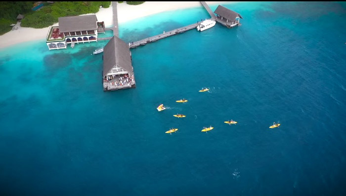 Le Père Noël arrive en pédalo au Four Seasons Landaa Giraavaru