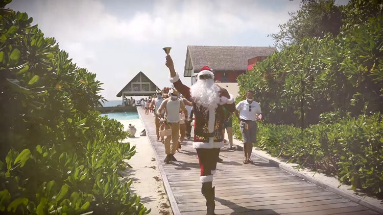 Le Père Noël suivi des clients de l'hôtel