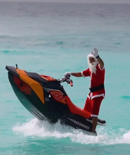 Le Père Noël arrive en jet ski sur Velaa Private Island