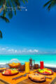 un petit-déjeuner de rêve sur la plage aux Maldives