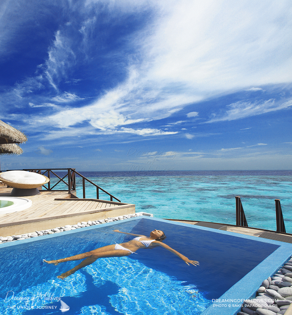 Flotter dans sa piscine à Huvafen Fushi