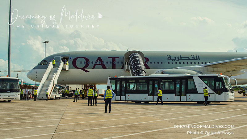 Vol QR 672 / Qatar Airways sur le tarmac de l'aéroport de Velana. Photo Qatar Airways