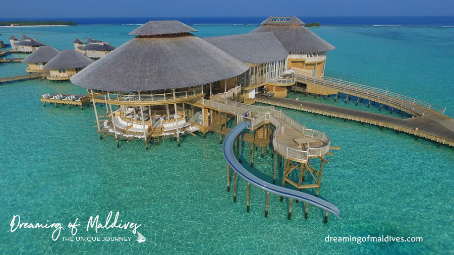 le restaurant bar the gathering de Soneva Jani et son toboggan Hôtel avec toboggans maldives