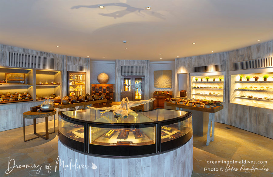 La salle des charcuteries, fromages et autres délices, à l'étage à Kashiveli