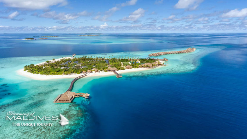 Vue aérienne sur Le restaurant sous-marin d'Hurawalhi Maldives, visible au premier plan