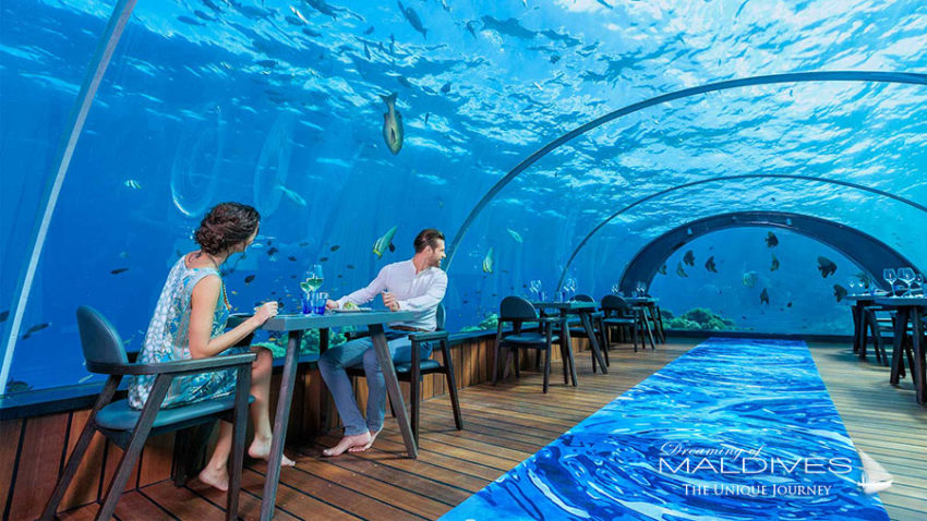 Tenue vestimentaire de rigueur : Chic et décontracté mais surtout pieds nus au 5.8 le restaurant sous marin d'Hurawalhi maldives