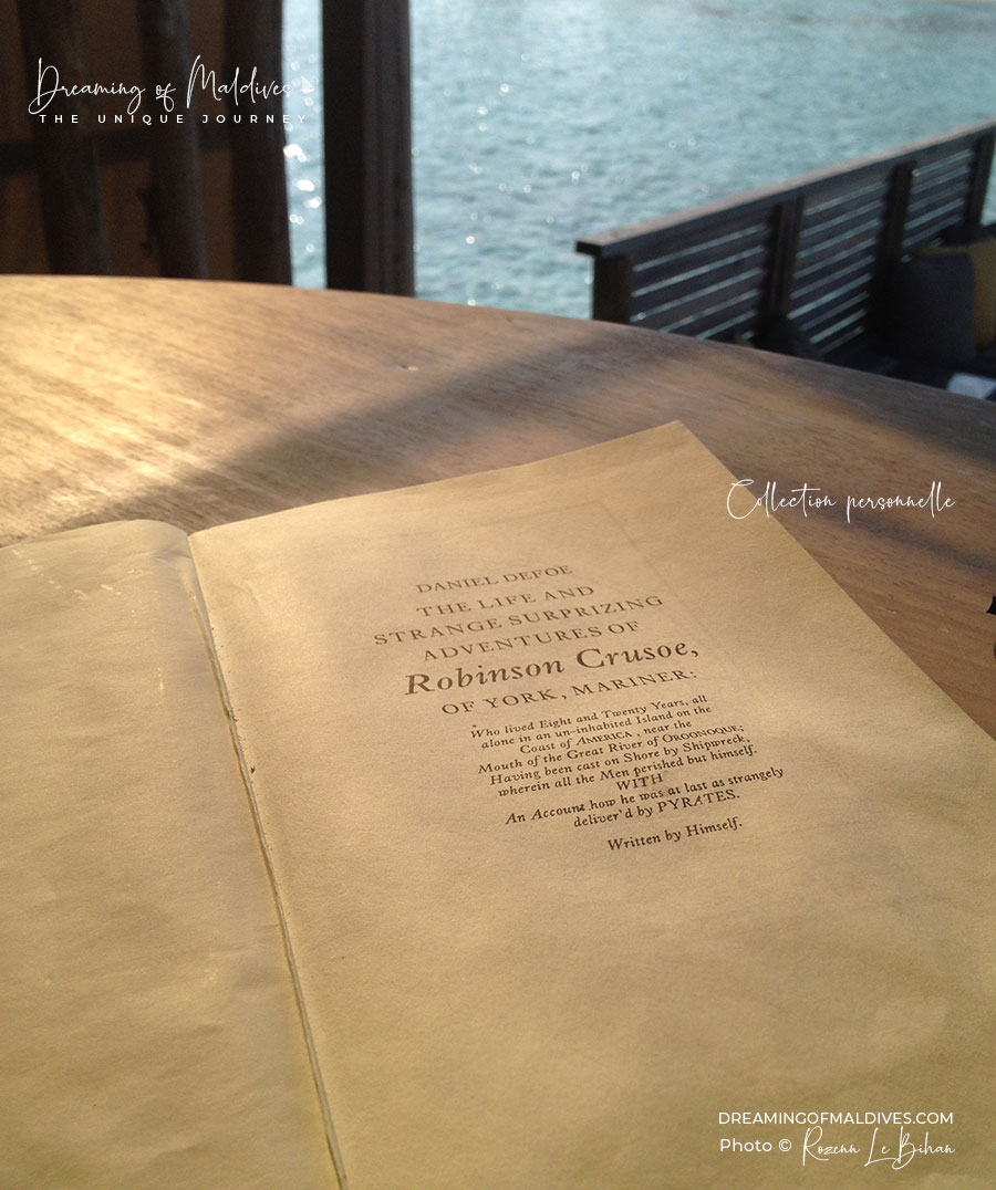 copie du livre de Daniel Defoe Robinson Crusoé villas de Gili Lankanfushi Maldives.