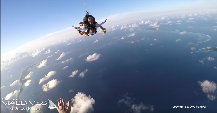 Vue iles maldives en parachute