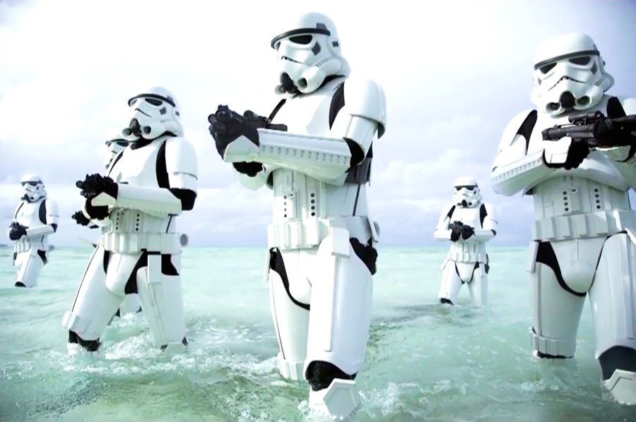 Les militaires Maldiviens en uniformes de Shoretroopers marchant dans le lagon durant le tournage