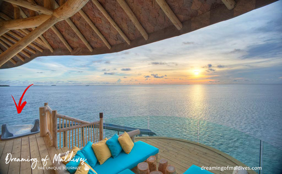 le toboggan du restaurant bar Out-of-the-Blue Soneva Fushi