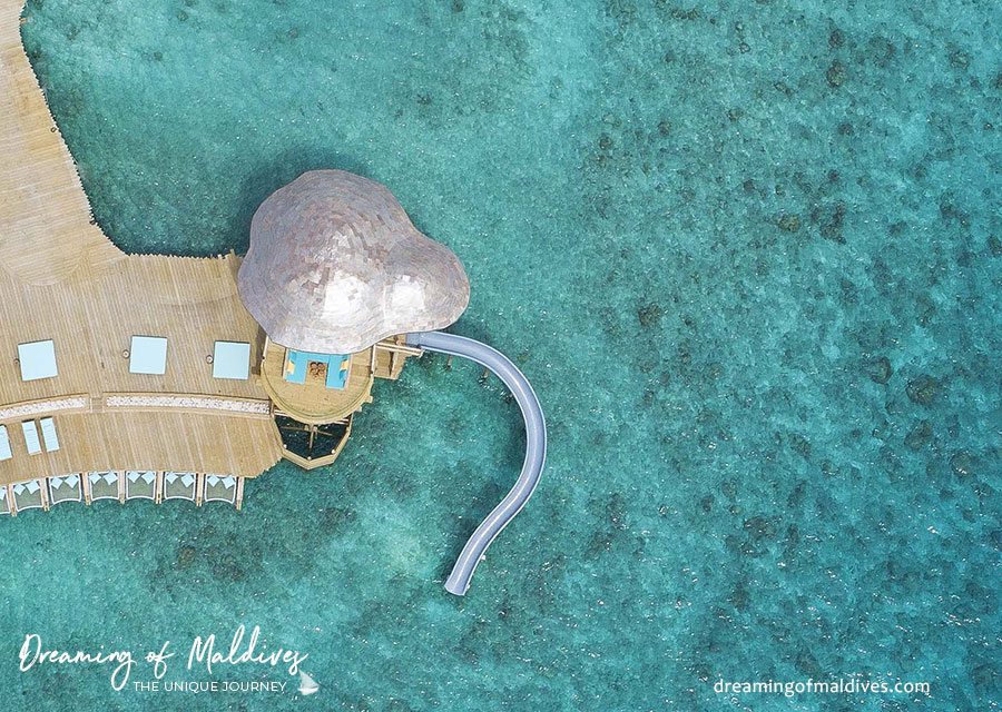 le restaurant bar Out-of-the-Blue de Soneva Fushi et Son toboggan. Hôtel avec toboggans maldives