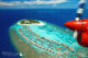 Arrivée en hydravion à W Maldives avec ses villas et suites sur pilotis. Vue aérienne de l'hôtel