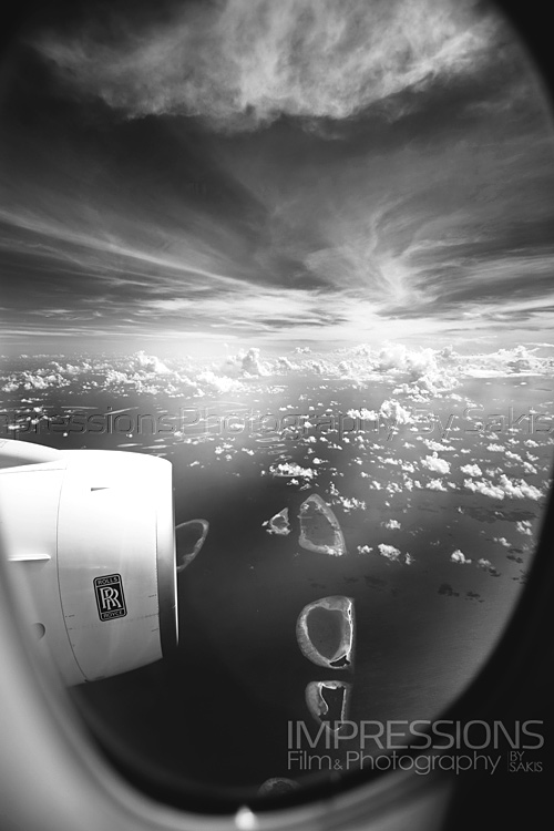 vue sur un atoll des Maldives depuis le hublot de notre vols Emirates un Boeing 777