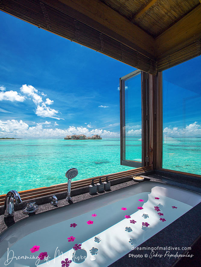 LES SALLES DE BAINS QUI N'ONT PAS ÉTÉ RÉNOVÉES OFFRENT TOUJOURS LES PLUS BELLES VUES QUE NOUS AYONS VUES AUX MALDIVES
