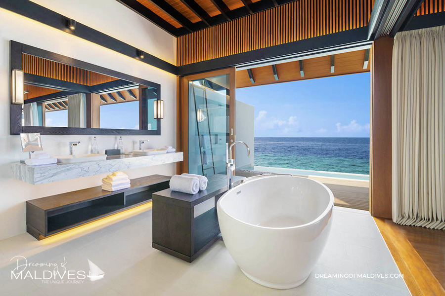 Baignoire avec vues sur le lagon au Westin Maldives Miriandhoo