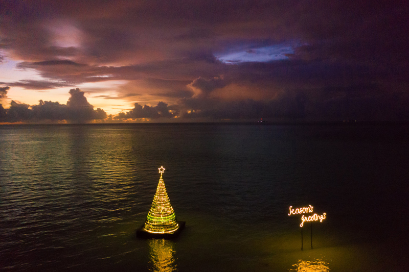 Dreaming of a Xmas in Maldives. The best of Santa and Resort Moments