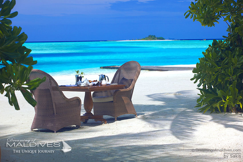 Naladhu Maldives - Breakfast on the beach