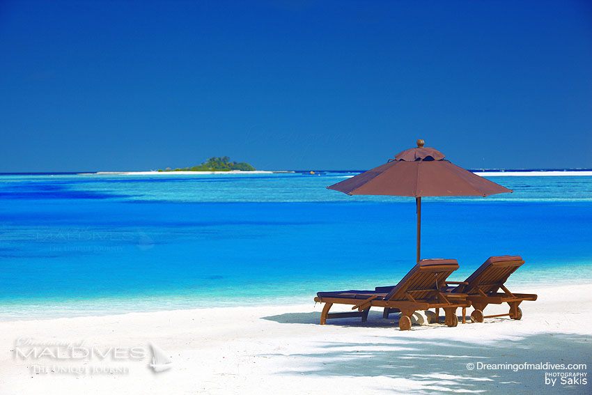 Naladhu Maldives - Private sunbeds on the beach, lagoon side