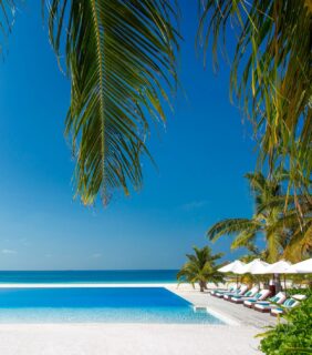 Embrace the calmness in the blue ….  📷 @impressionsphotobysakis  #luxurylifestyle #luxurytravel #LuxuryHotel #slowlife #beachlife