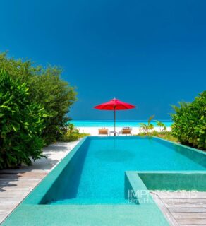 No noise.
No stress.
Just the blue 💙  📷 @impressionsphotobysakis  #luxurytravel #luxuryhotel #luxurylifestyle #beachlife #wanderlust