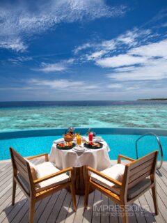 No alarms, no emails, just the sound of the ocean and breakfast with a view....
📷 @impressionsphotobysakis  #luxuryhotel #luxurytravel #luxurylifestyle #beautifuldestinations #wanderlust
