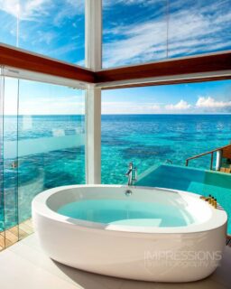 Bathing in blue ❤️
Could you imagine a more perfect bath?
📷 @impressionsphotobysakis  #luxurytravel #luxuryhotel #travelinspiration #TravelGoals #slowliving