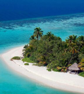 Out of this world…
📷 @impressionsphotobysakis  #luxuryhotel #luxurytravel #dronephotography #maldives #travelgoals