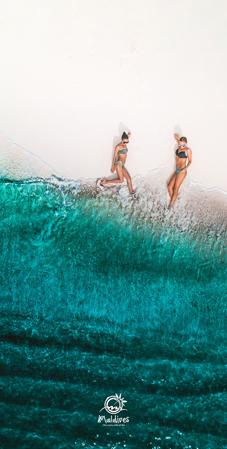 Girls on a Maldives beach free HD wallpaper