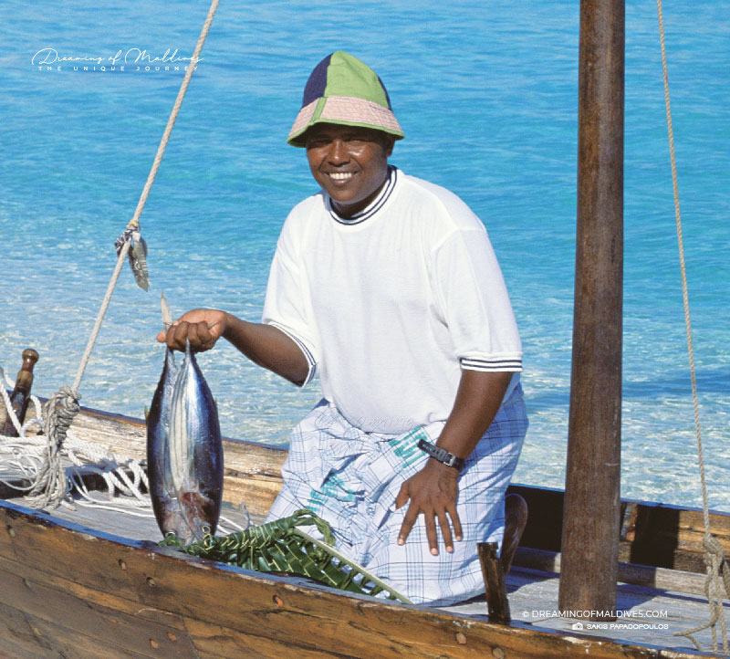 maldivian local fisherman 
displays a freshly caught 
tuna